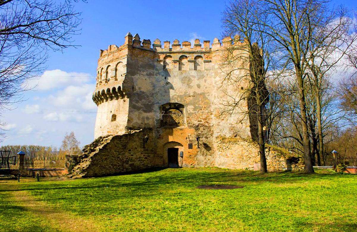 Частина замку, спорудженого Данилом Острозьким, досі чекає на реконструкцію. Фото з сайту ostrozkij-zamok- karpaty.life